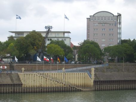 Duisburg-Ruhrort : Im Hochhaus, Bild rechts, befindet sich das Hotel La Vigie